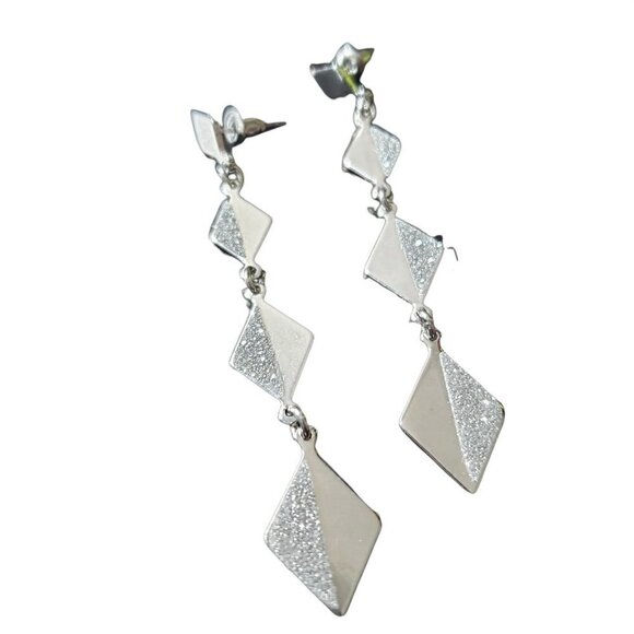Women 3 Tiered Silver Textured Linked Diamond Shaped Dangling Drop Stud Earrings - Picture 5 of 6